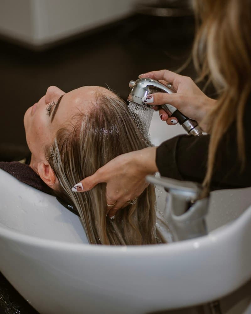 Cabeleireira lavando o cabelo de uma cliente