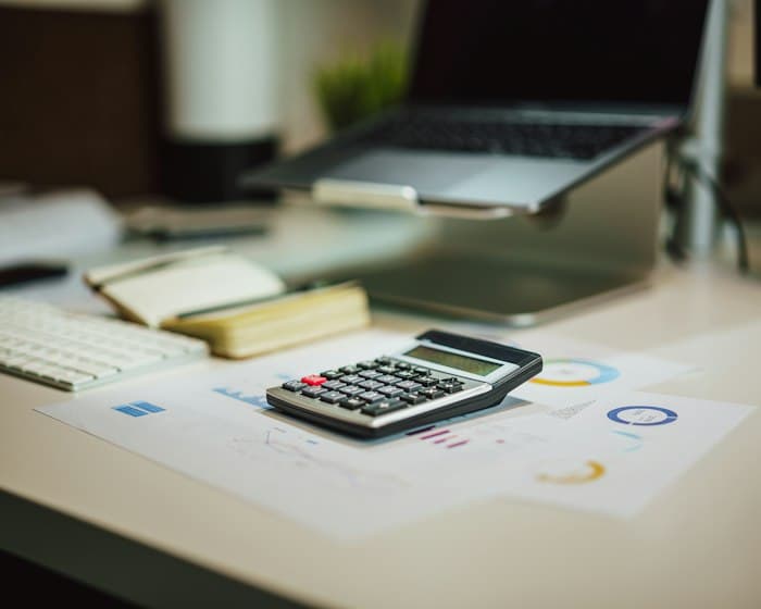 Calculadora e relatórios impressos sobre a mesa