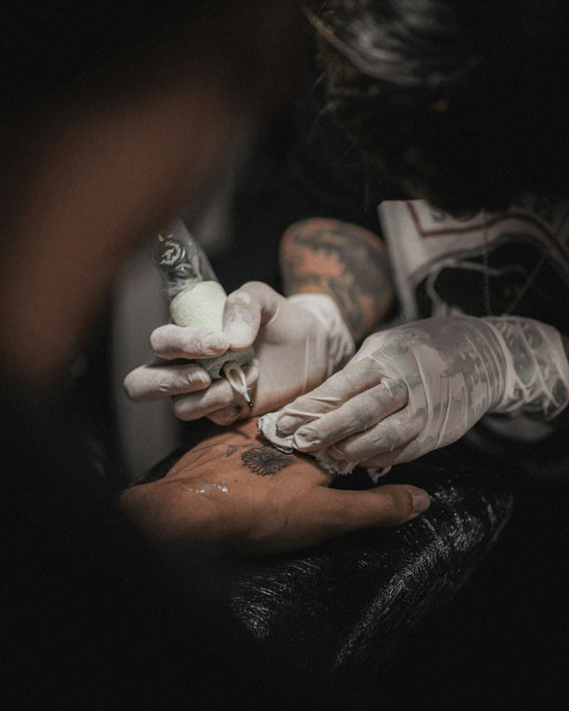 Tatuador finalizando uma tatuagem